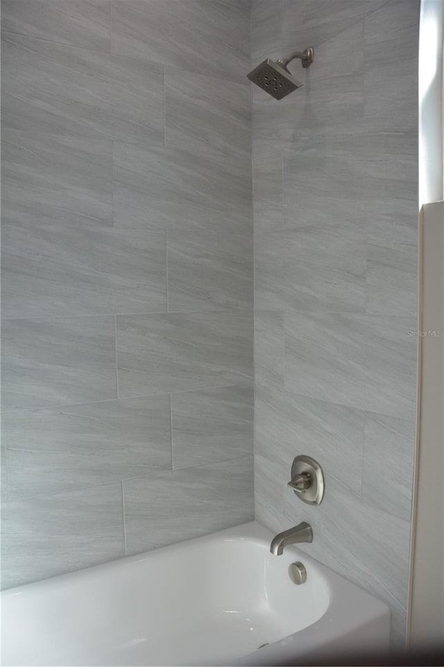 bathroom featuring tiled shower / bath combo