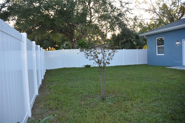 view of yard at dusk