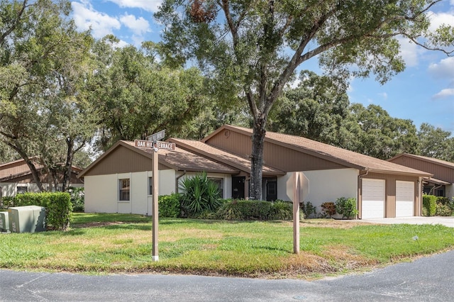 view of front facade featuring a garage and a front yard