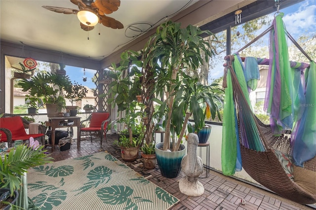 sunroom with ceiling fan