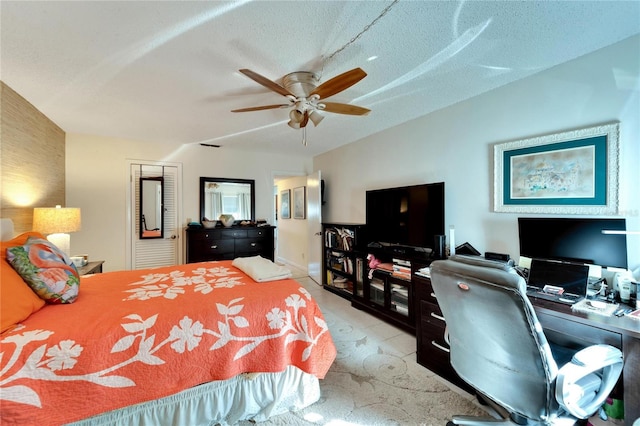 bedroom featuring ceiling fan and a textured ceiling