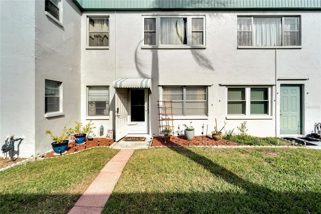 view of front of home featuring a front yard