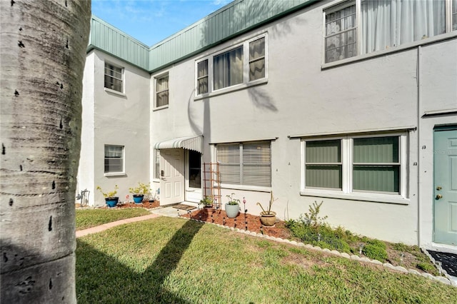 view of front of home featuring a front yard