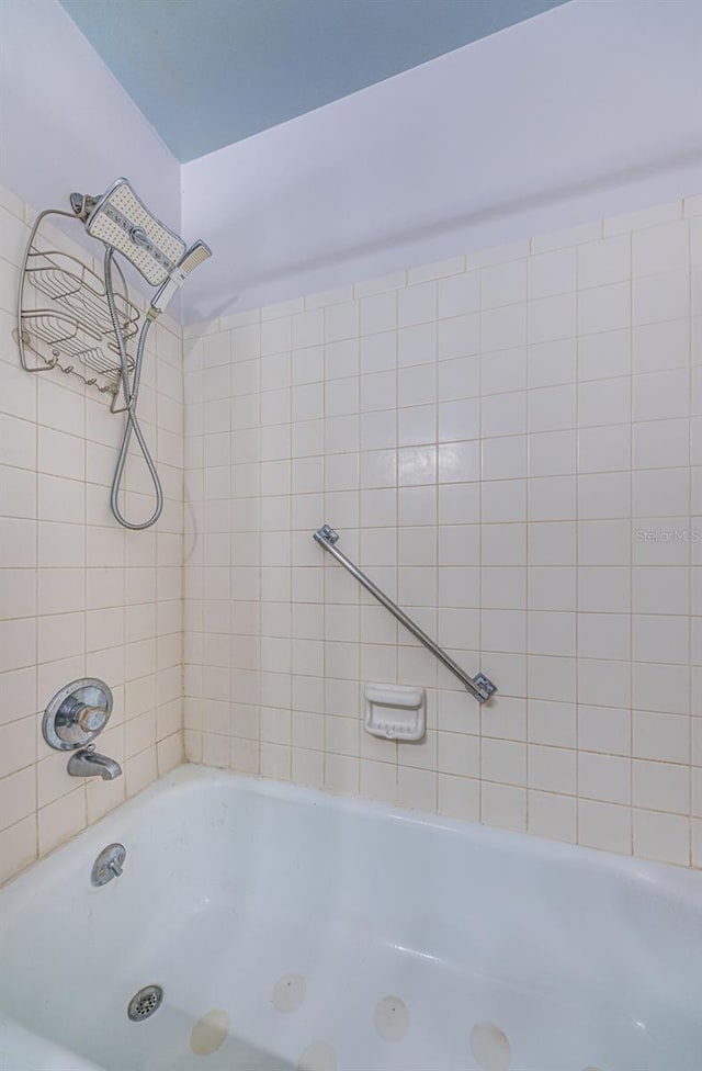 bathroom featuring tiled shower / bath combo