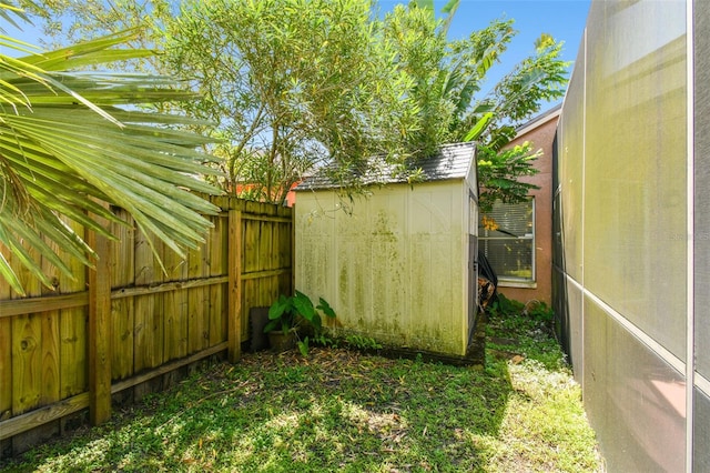 view of yard featuring a storage unit