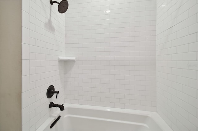 bathroom featuring tiled shower / bath