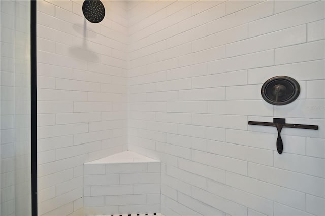 bathroom featuring tiled shower