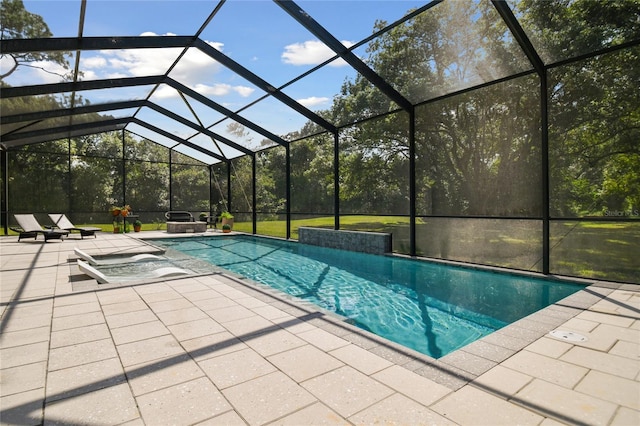 view of swimming pool featuring a patio, a jacuzzi, and a lanai