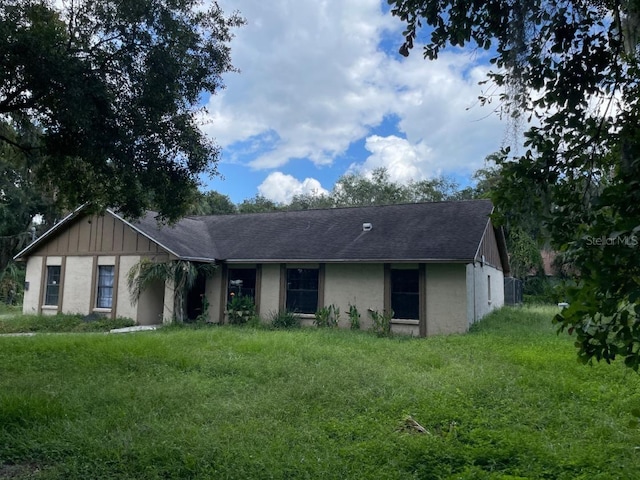 single story home with a front lawn