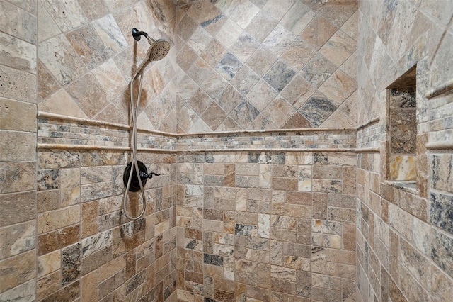 room details featuring a tile shower