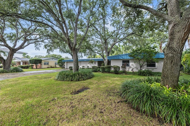 single story home with a front yard