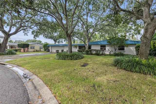 ranch-style home featuring a front lawn