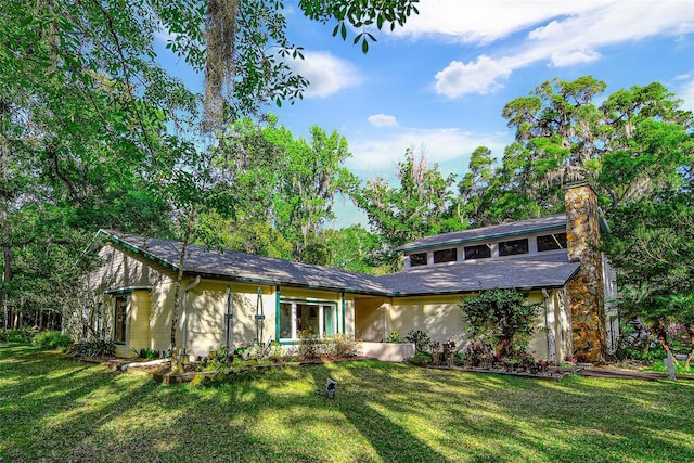 view of front facade with a front yard