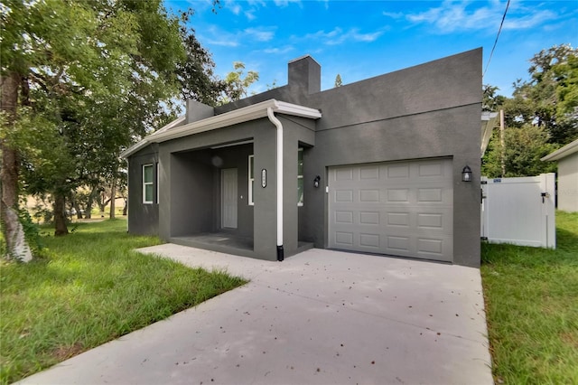 view of front facade featuring a garage and a front yard