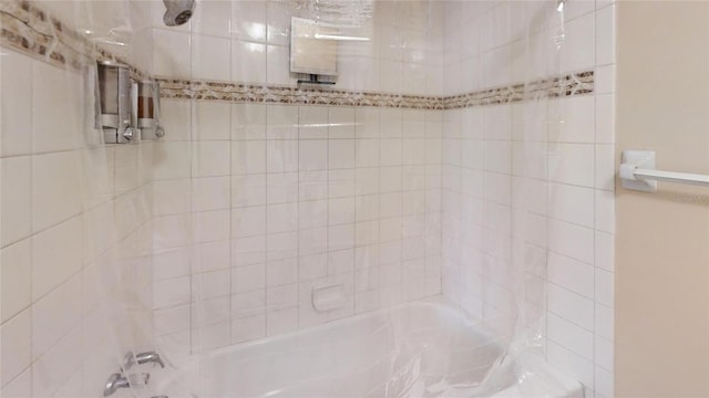 bathroom featuring tiled shower / bath combo