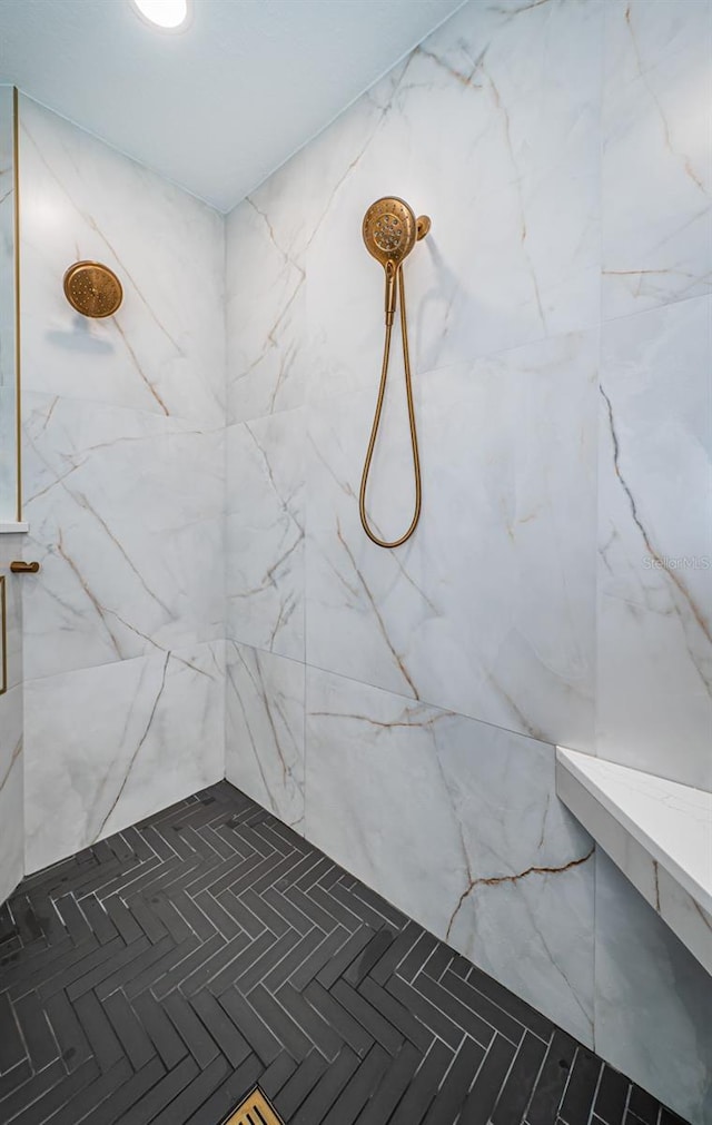 bathroom featuring a tile shower