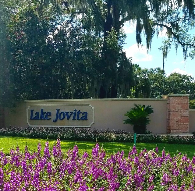 community / neighborhood sign featuring a lawn