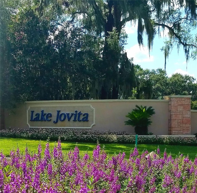 community sign with a lawn