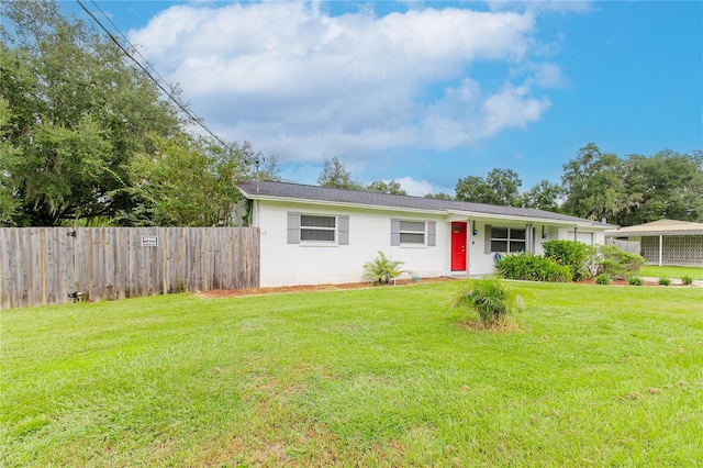 ranch-style home featuring a front lawn