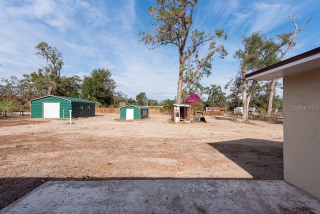 view of yard featuring a storage unit