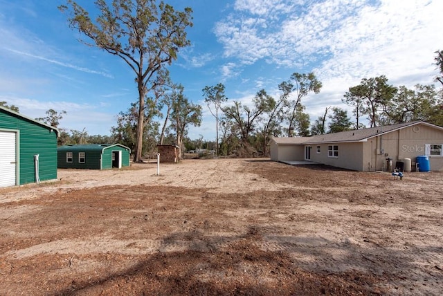 view of yard with an outdoor structure