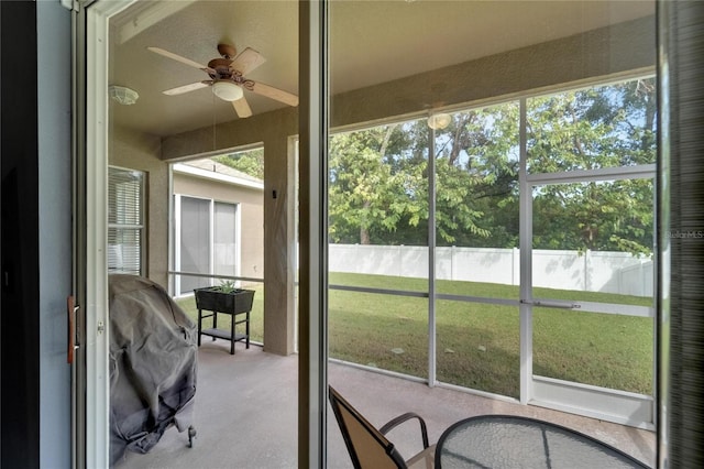 sunroom with ceiling fan