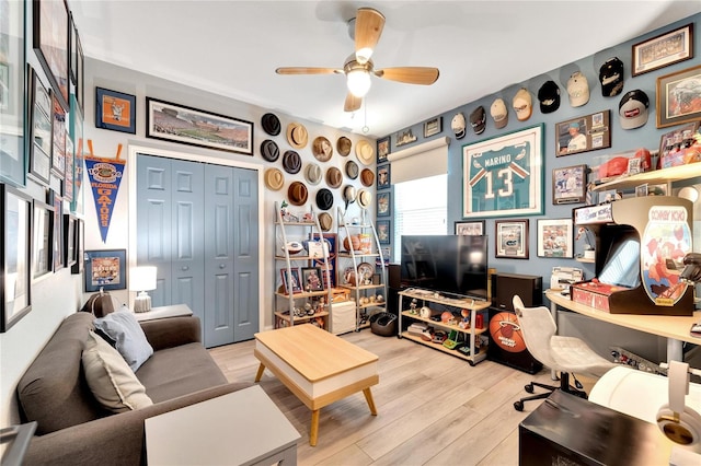 living room featuring light hardwood / wood-style floors and ceiling fan