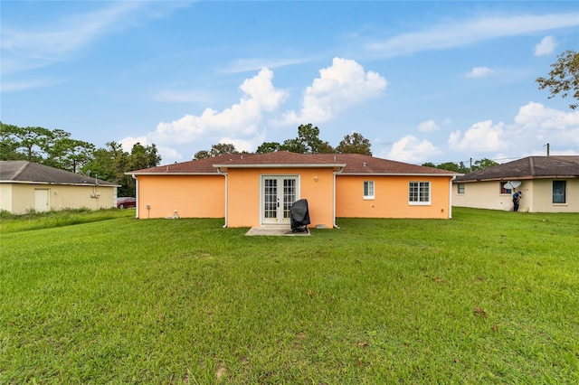 back of house featuring a lawn