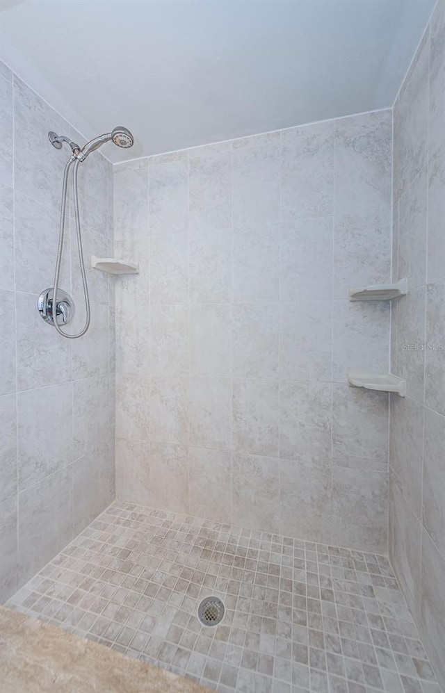 bathroom featuring tiled shower