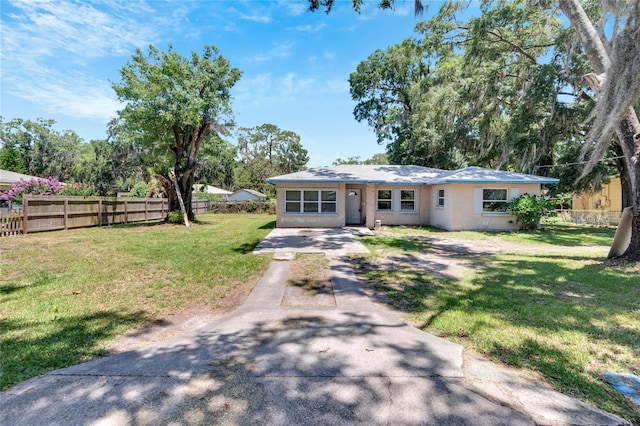 view of front of house featuring a front lawn