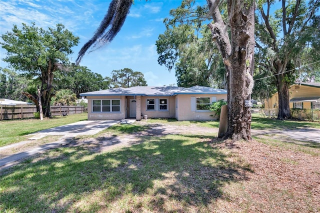 single story home featuring a front yard