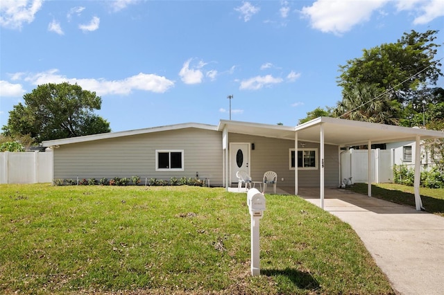 view of front of home featuring a carport and a front yard