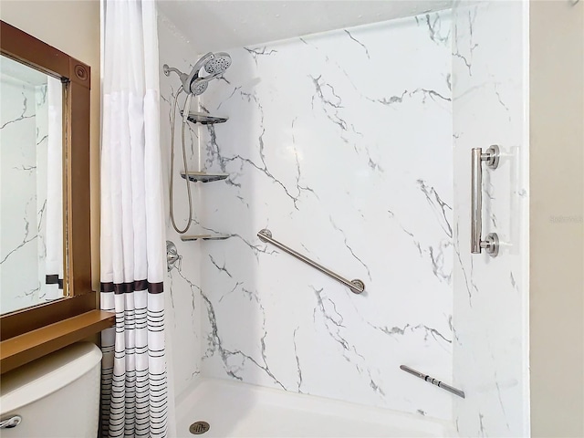 bathroom featuring toilet and curtained shower