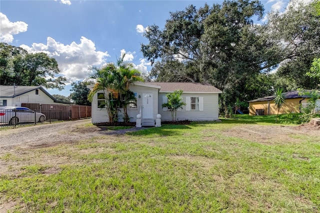 view of front of property featuring a front lawn