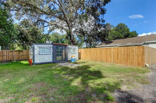 view of yard with an outbuilding