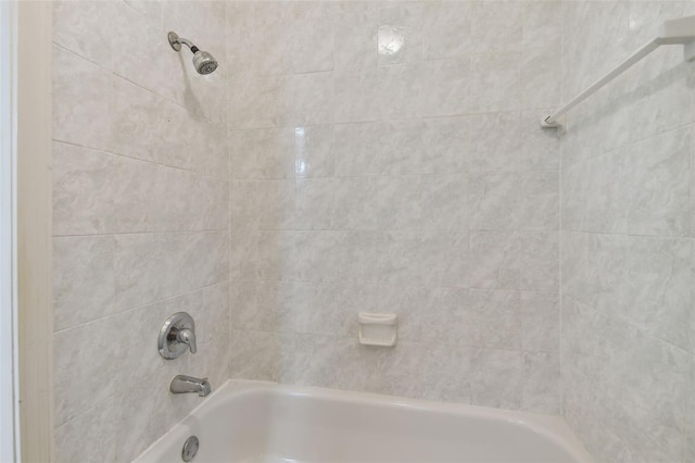 bathroom with tiled shower / bath