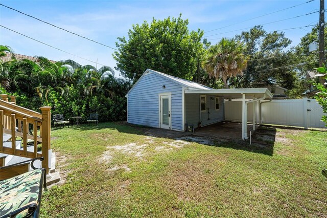 view of yard featuring an outbuilding