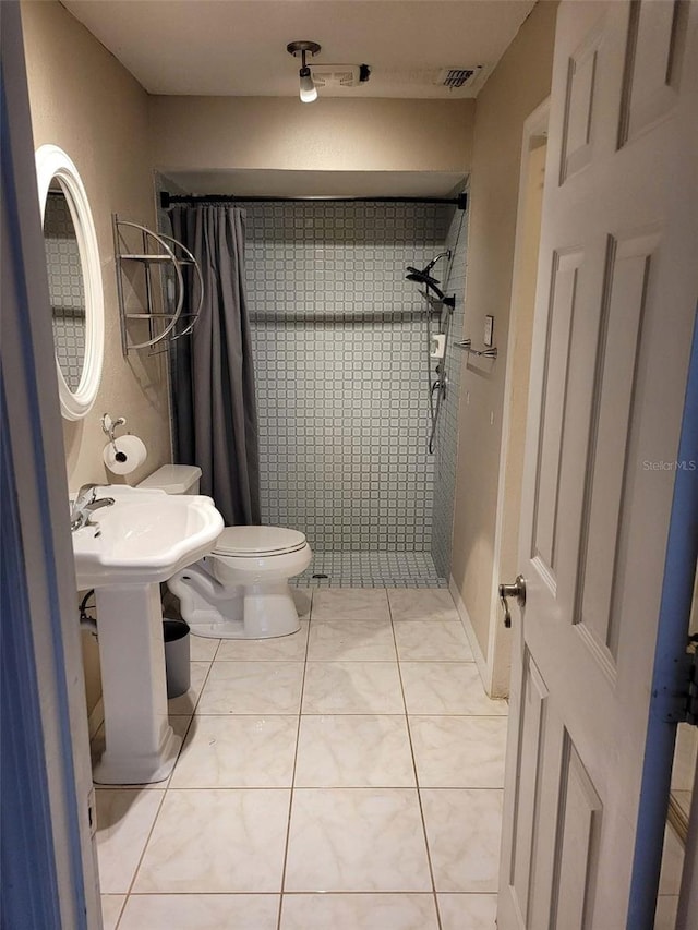 10908 Claymont Dr, New Port Richey, FL 34654 - bathroom featuring tiled shower and toilet