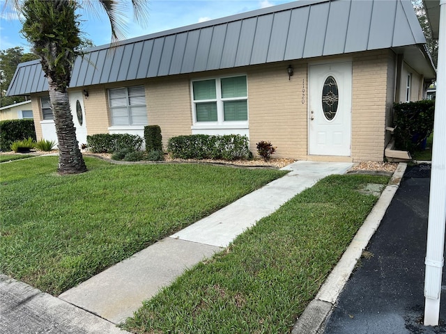 single story home with a front lawn