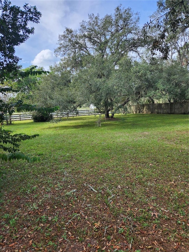 view of yard featuring a rural view