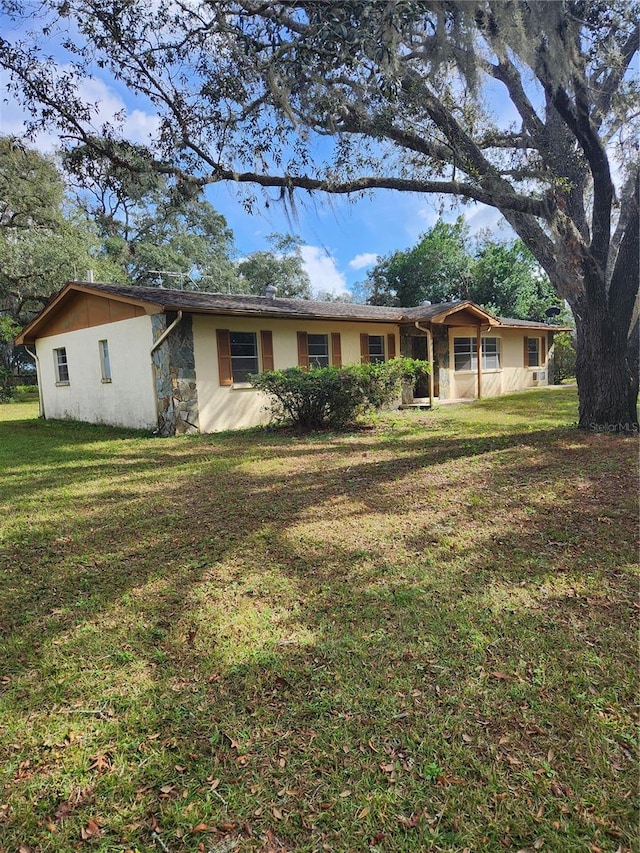 view of front facade featuring a front yard