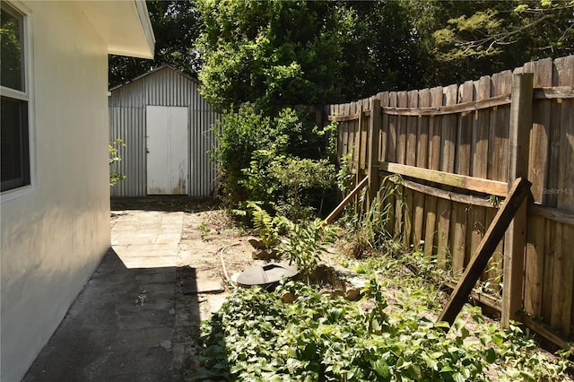 view of yard with a shed