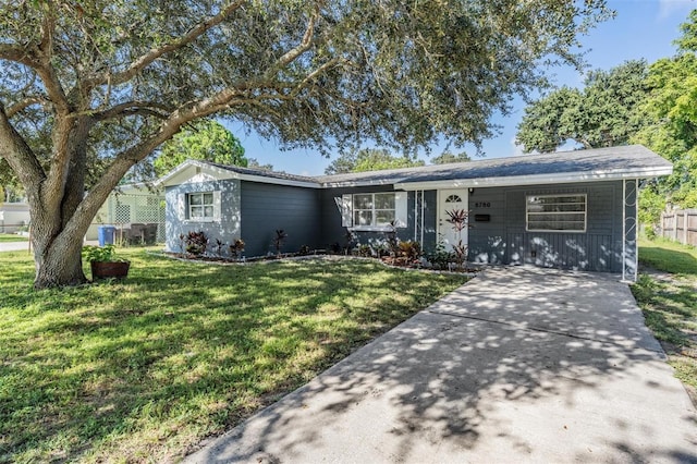 ranch-style home with a front yard