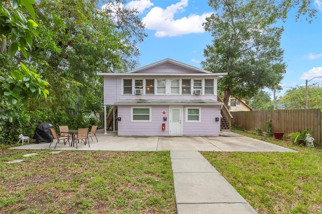 view of front of property featuring a patio and a front yard