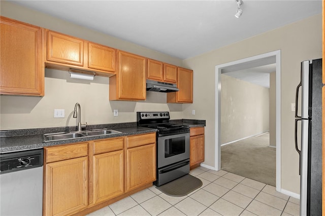 507 NW 39th Rd Unit 318, Gainesville, FL 32607 - kitchen featuring stainless steel appliances, a sink, under cabinet range hood, dark countertops, and light tile patterned floors