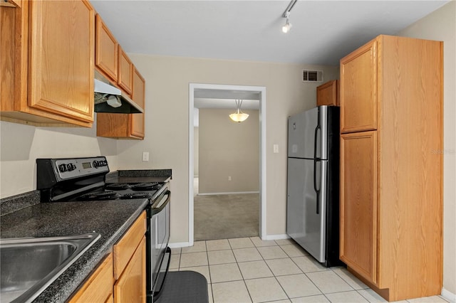 507 NW 39th Rd Unit 318, Gainesville, FL 32607 - kitchen featuring appliances with stainless steel finishes, under cabinet range hood, a sink, baseboards, and light tile patterned flooring