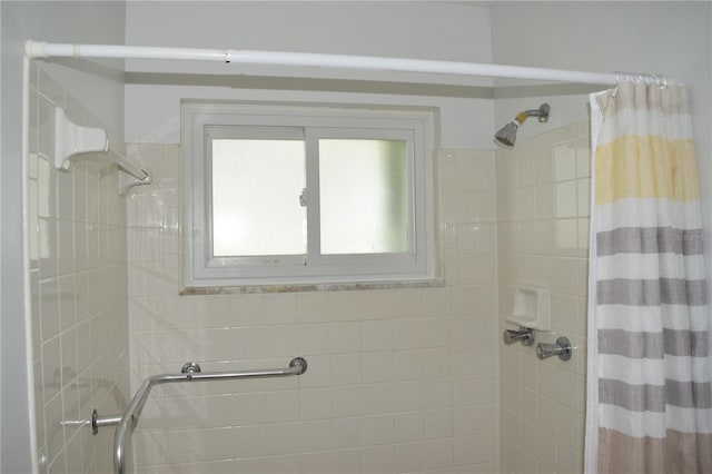 bathroom featuring a shower with shower curtain