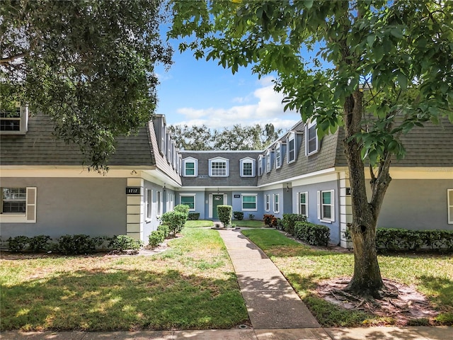 view of front facade with a front yard