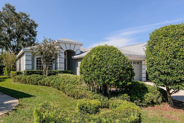 view of front of property featuring a front yard and a garage