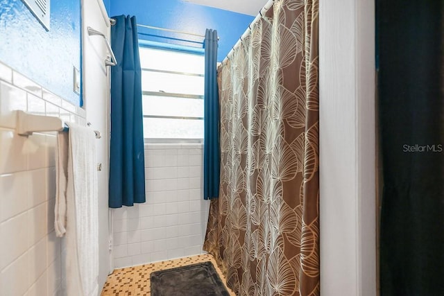 full bath featuring a shower with curtain